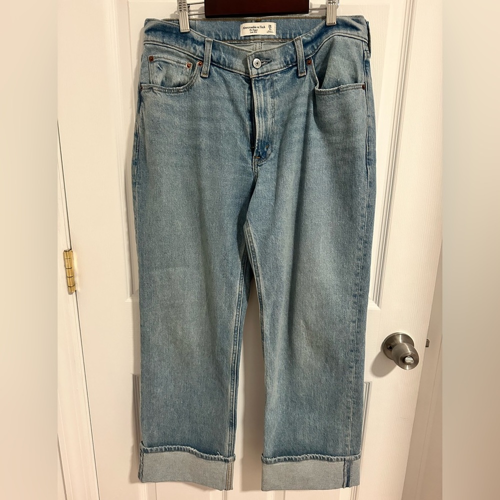 Abercrombie & Fitch “The Baggy” Low Rise Cuffed Jeans. 28/6 Short